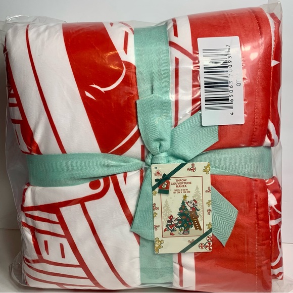 NWT. Disney Holiday throw large red Fleece Throw - Picture 5 of 8